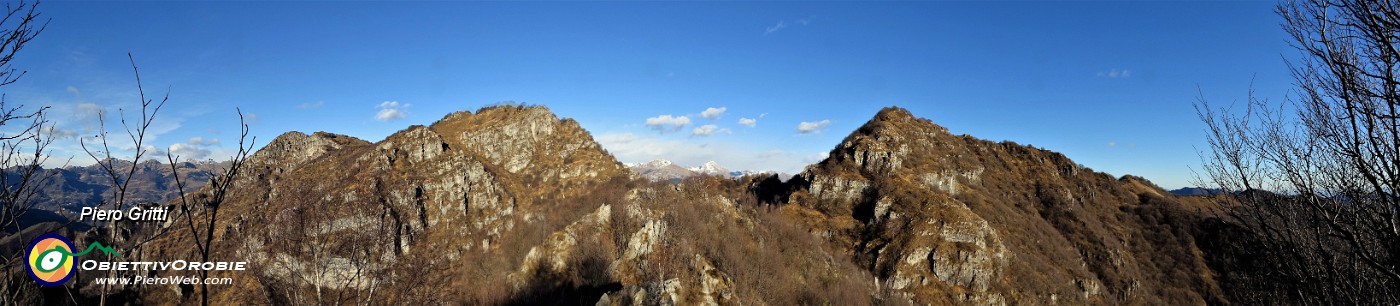 54 In cresta di vetta della Corna Camoscera vista verso Castel Regina a dx e Foldone-Sornadello a sx.jpg
